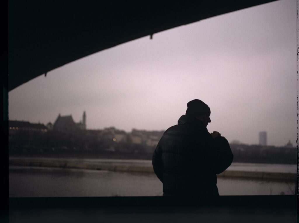 Krzysztof Kieślowski (director) on the set on the bank of the Vistula River.