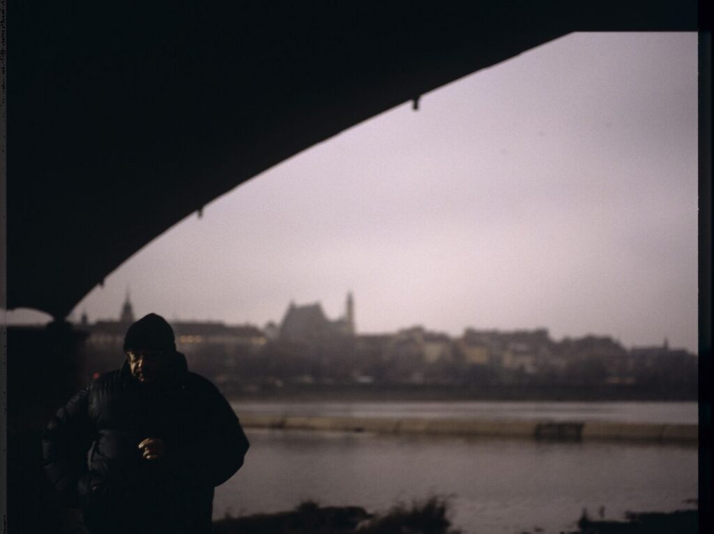 Krzysztof Kieślowski (director) on the set on the bank of the Vistula River.