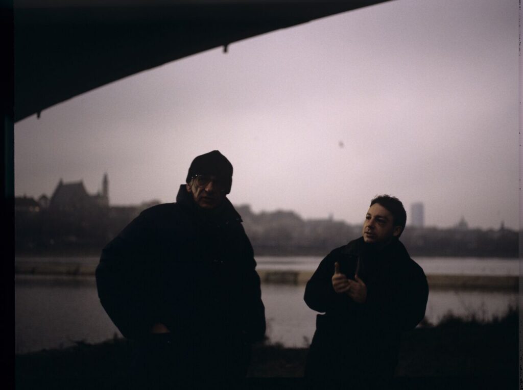 Krzysztof Kieślowski (director) and Zbigniew Zamachowski (Karol) on the set on the bank of the Vistula River.