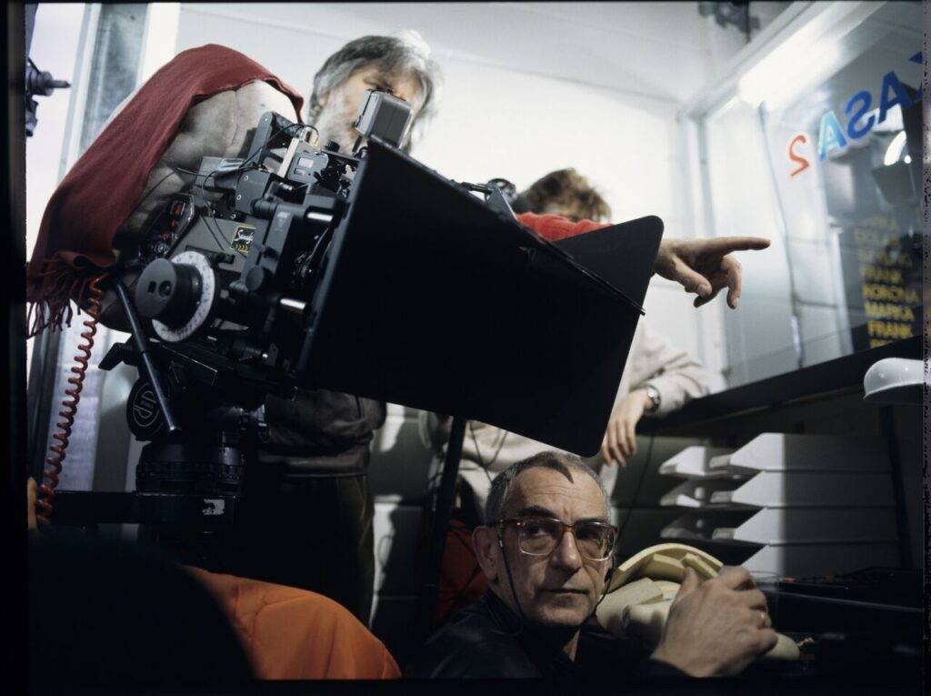 Krzysztof Kieślowski (director) and Edward Kłosiński (cinematographer) during the filming of the scene in the office.