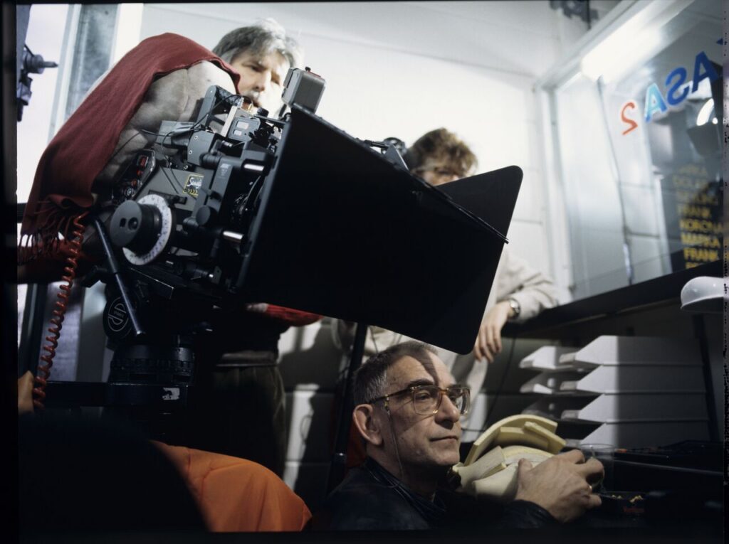 Krzysztof Kieślowski (director) and Edward Kłosiński (cinematographer) during the filming of the scene in the office.