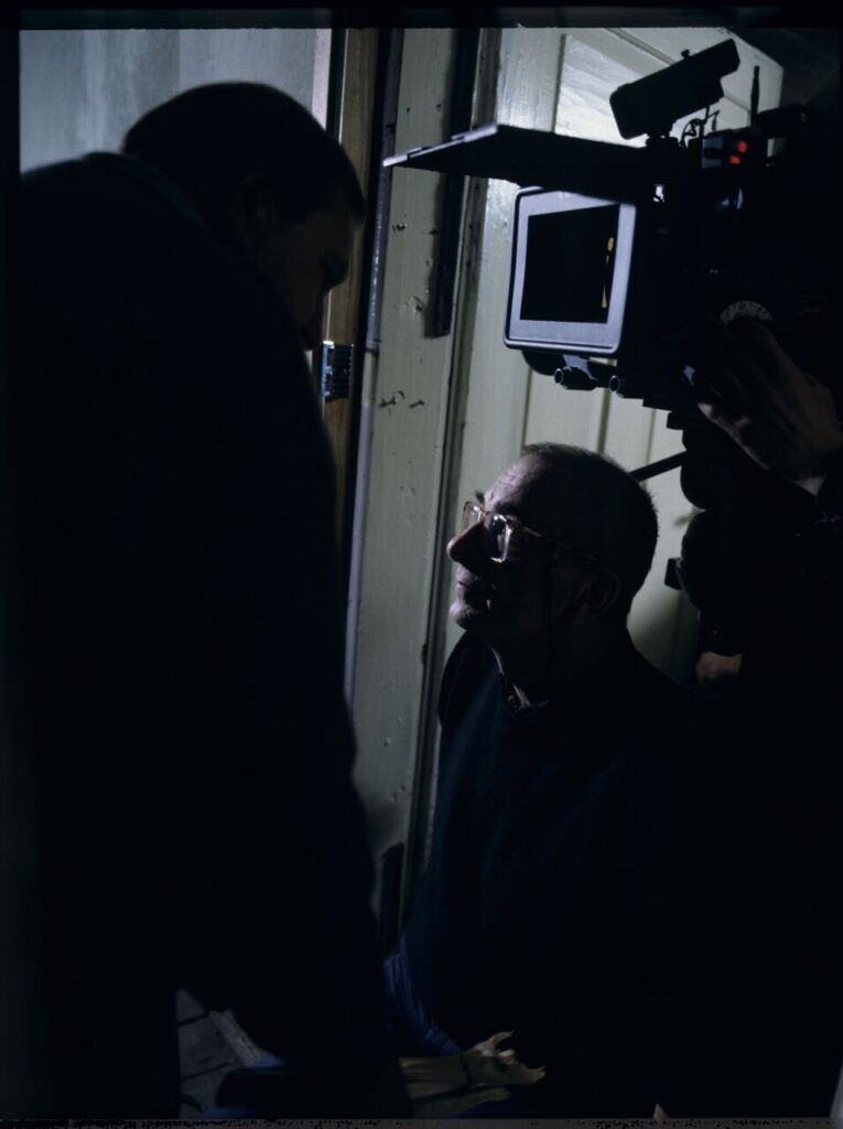 Krzysztof Kieślowski (director) and Jerzy Stuhr (playing the role of Jurek) while working on the set.