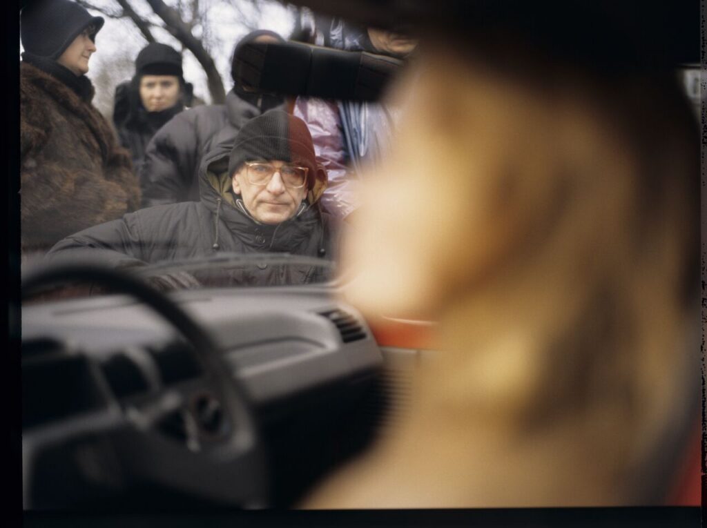 Krzysztof Kieślowski surrounded by the crew during the filming of the car stop scene with "Blondynka" (Grażyna Szapołowska).