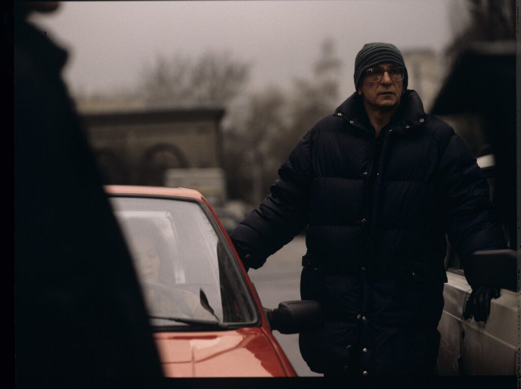 Krzysztof Kieślowski surrounded by the crew during the filming of the car stop scene with "Blondynka" (Grażyna Szapołowska).
