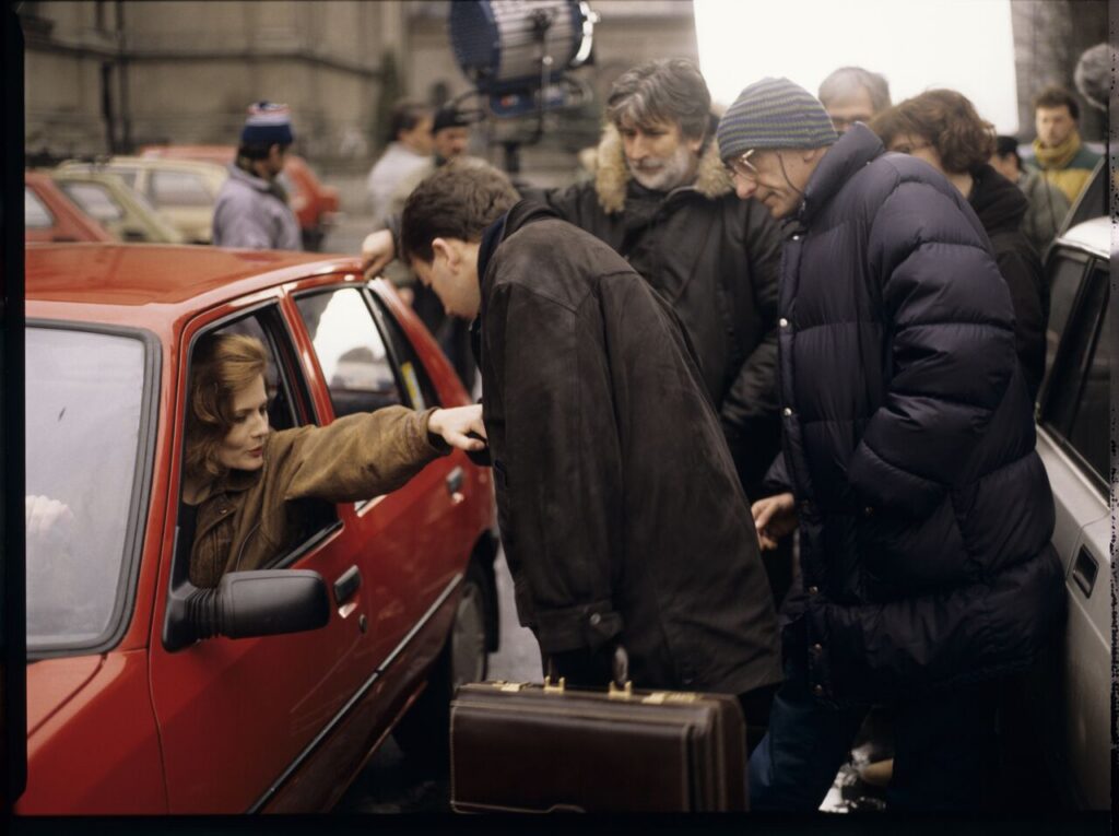 G. Szapołowska as "Blondynka" in a car stopped by Karol (Z. Zamachowski), along other crew members.