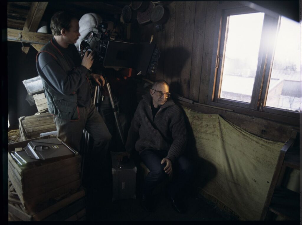 Krzysztof Kieślowski (director) and Henryk Jedynak (assistant cameraman) on the set in the house of the farmer.