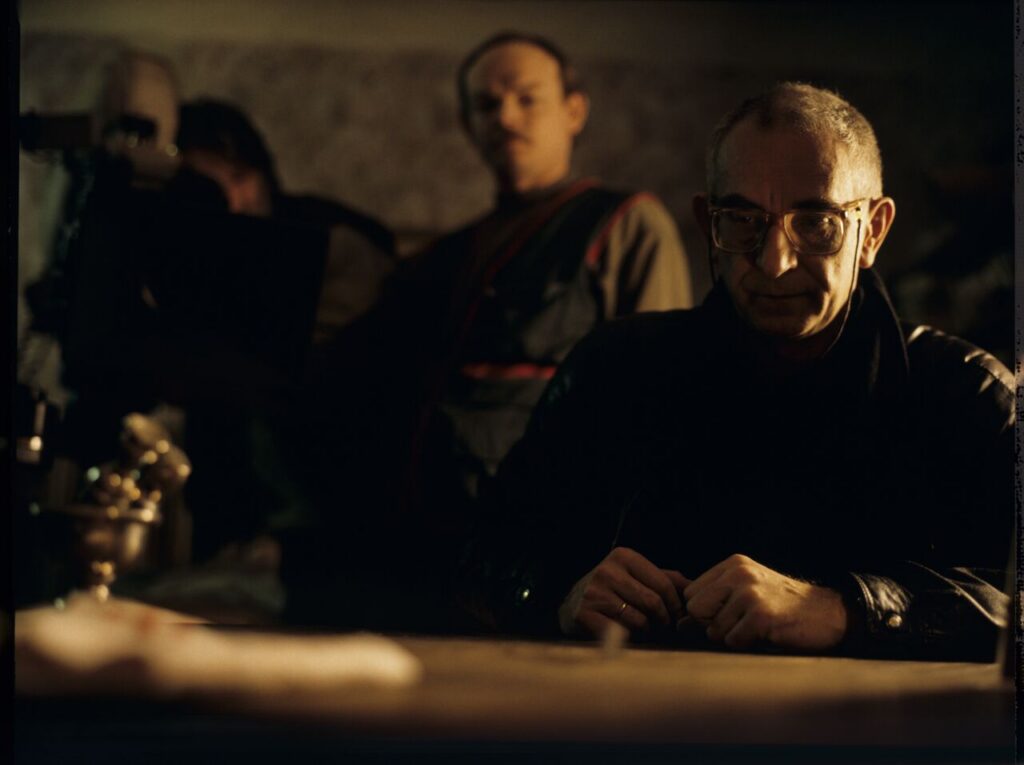 Krzysztof Kieślowski (director) and Henryk Jedynak (assistant cameraman) on the set in the house of the farmer.