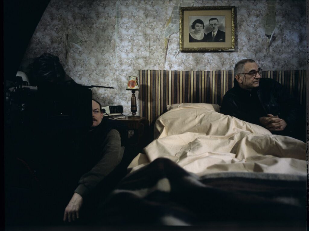 Krzysztof Kieślowski (director) and Henryk Jedynak (assistant cameraman) on the set in the house of the farmer.
