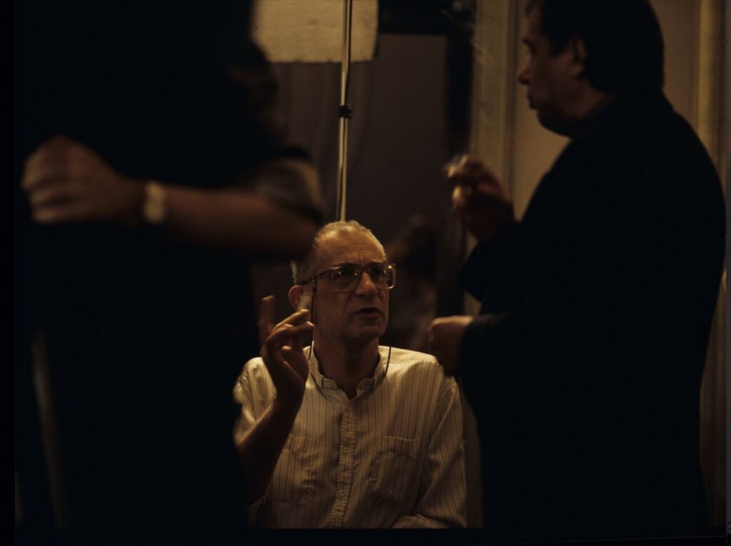 Krzysztof Kieślowski (director) and Janusz Gajos (playing the role of Mikołaj) on the set.