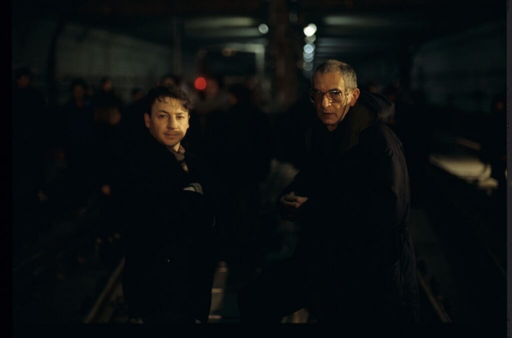 Zbigniew Zamachowski (playing the role of Karol) and Krzysztof Kieślowski on the set.