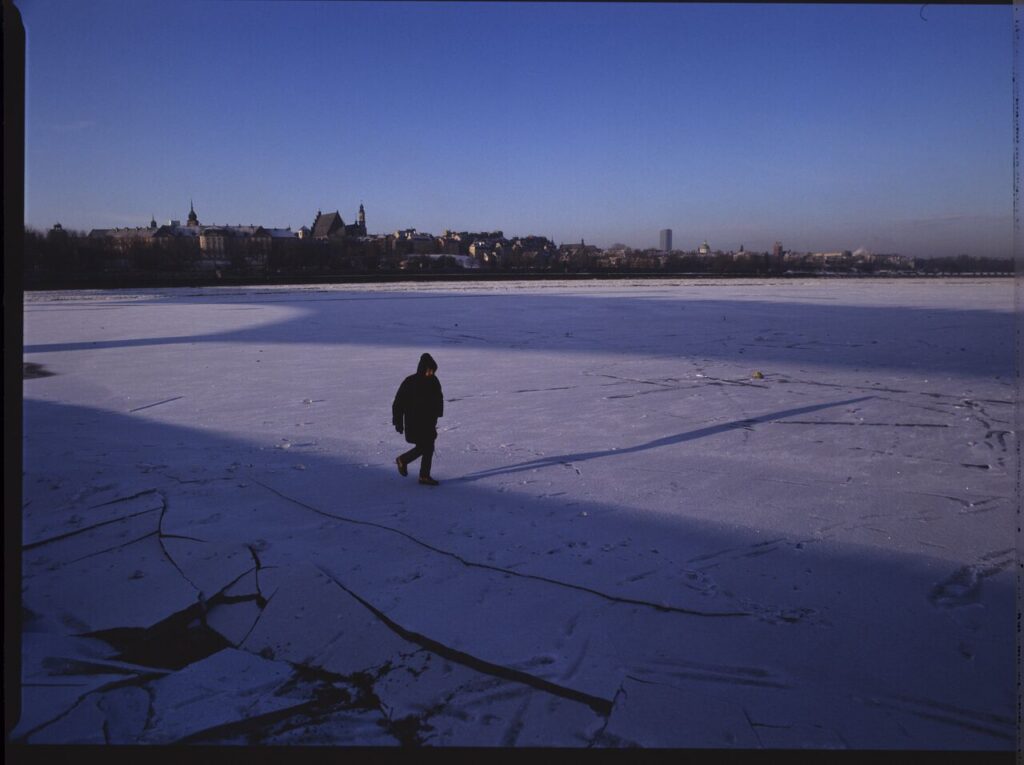 Krzysztof Kieślowski (director) on the frozen Vistula River, where the scene of the sliding will be filmed.