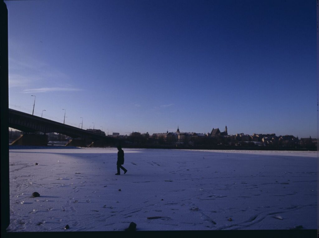 Krzysztof Kieślowski (director) on the frozen Vistula River, where the scene of the sliding will be filmed.