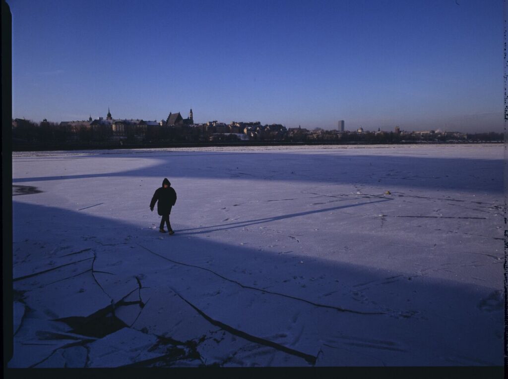 Krzysztof Kieślowski (director) on the frozen Vistula River, where the scene of the sliding will be filmed.