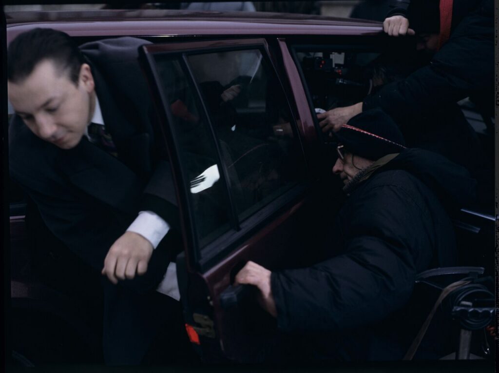 Filming the scene in which Karol (Z. Zamachowski) steps out of a car driven by driver Mr. Bronek (J. Trela).