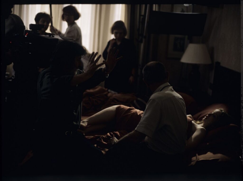 Filming the scene of Dominique waking up in a hotel room after spending the night with Karol after his supposed funeral.