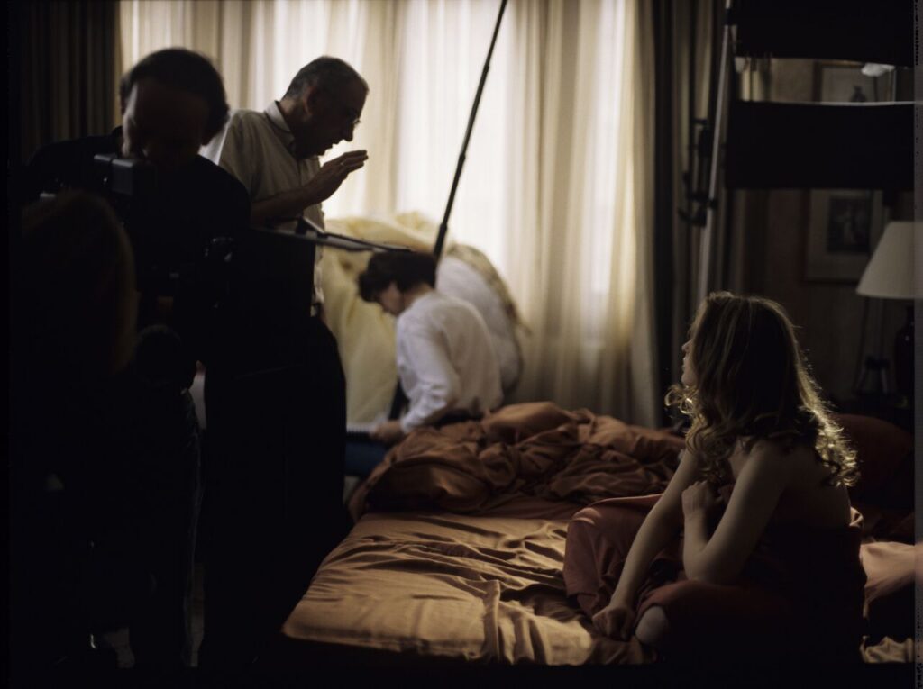 Krzysztof Kieślowski (director) gives Julie Delpy instructions on the set in the hotel room.