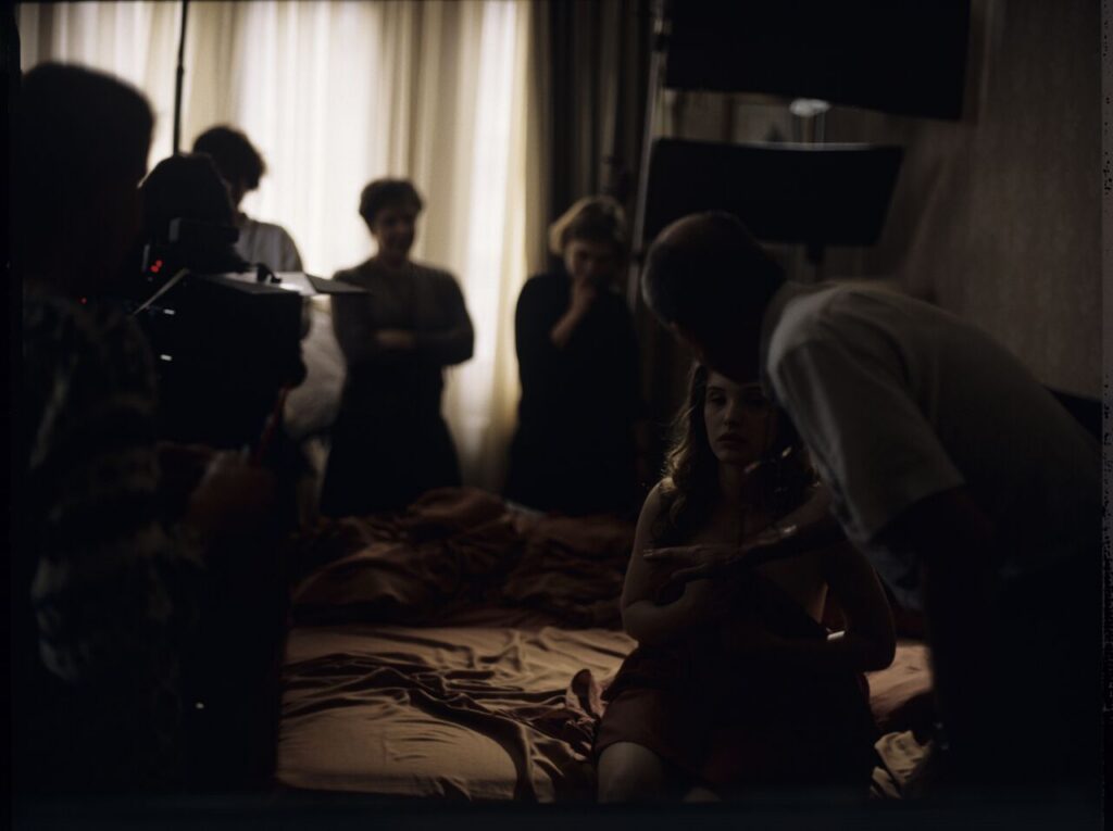 Krzysztof Kieślowski (director) gives Julie Delpy instructions on the set in the hotel room.