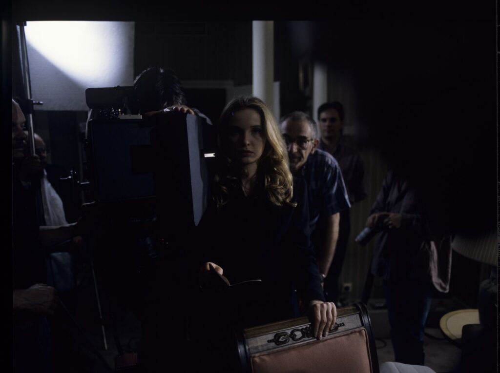 The filming set in the hotel room where Dominique arrived after Karol's funeral.