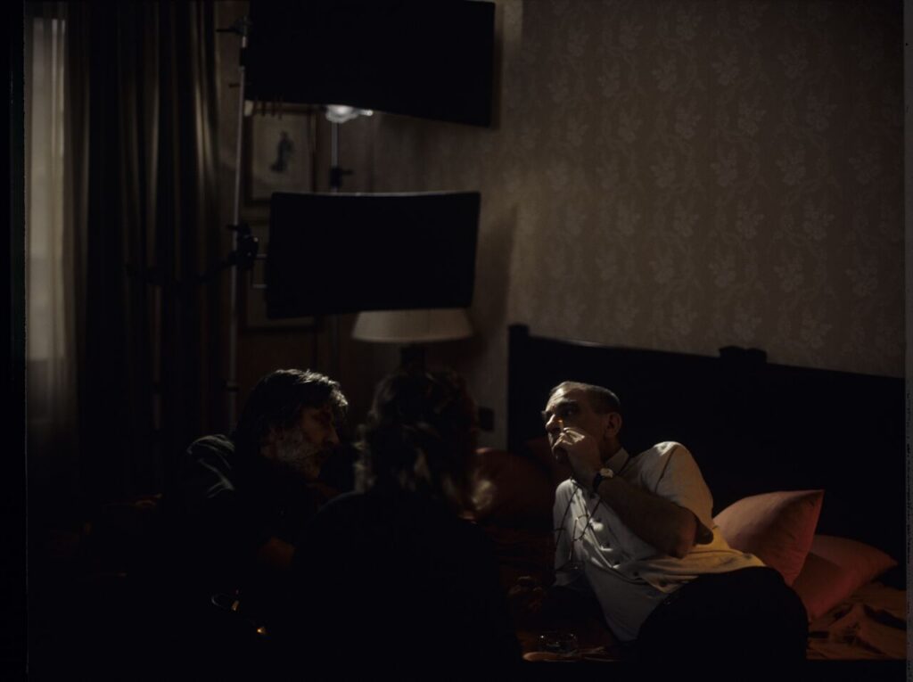 Krzysztof Kieslowski (director) and others discussing a scene in a hotel room.