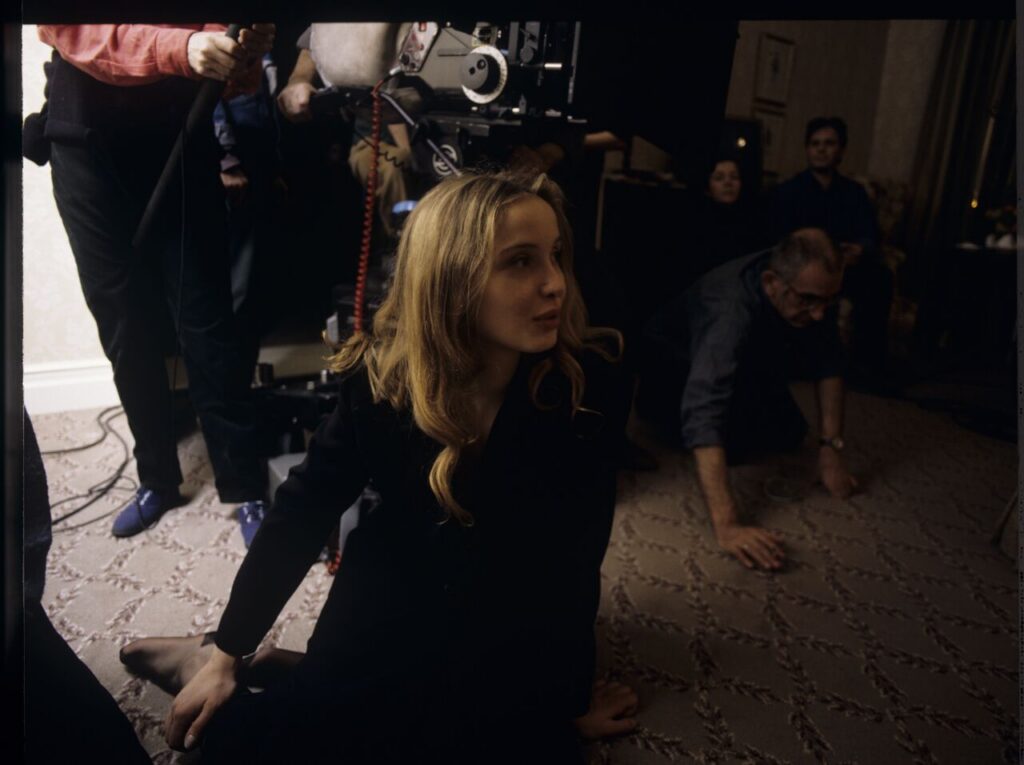 Julie Delpy (playing Dominique) and Krzysztof Kieslowski (director) on the set of a hotel room.