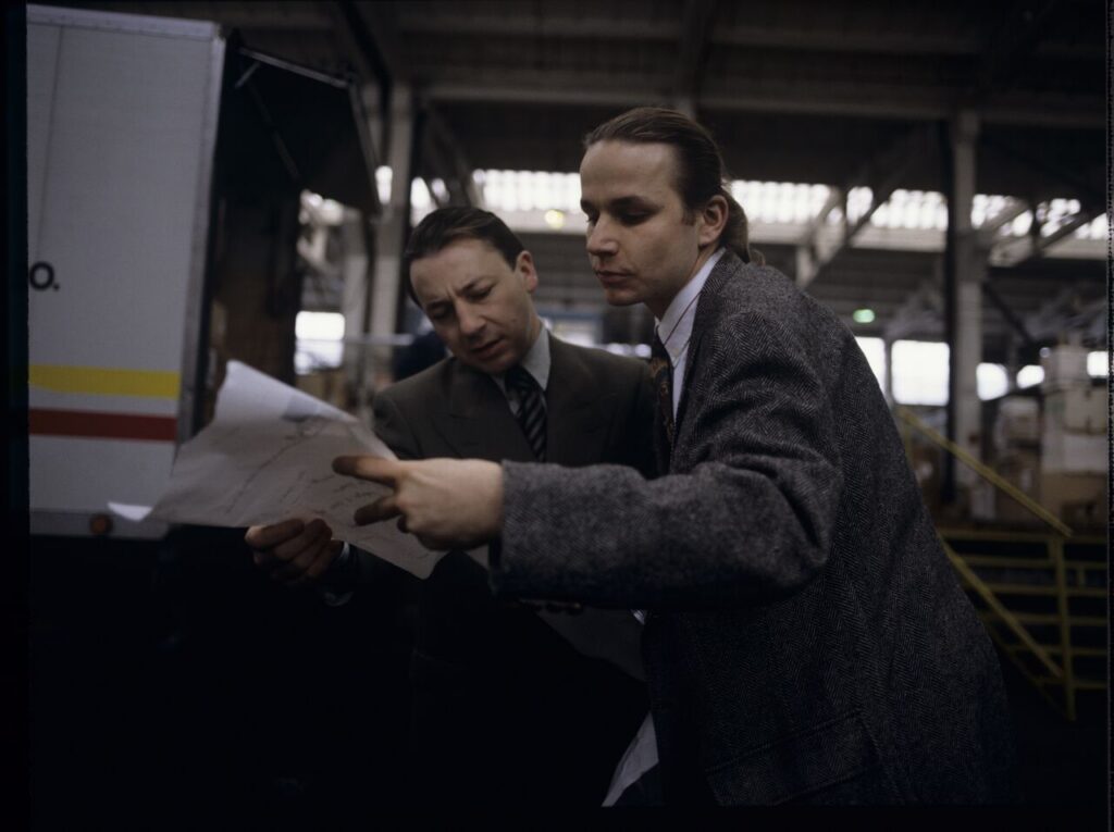 Karol (Zbigniew Zamachowski), as an efficient businessman, analyzes the documents.
