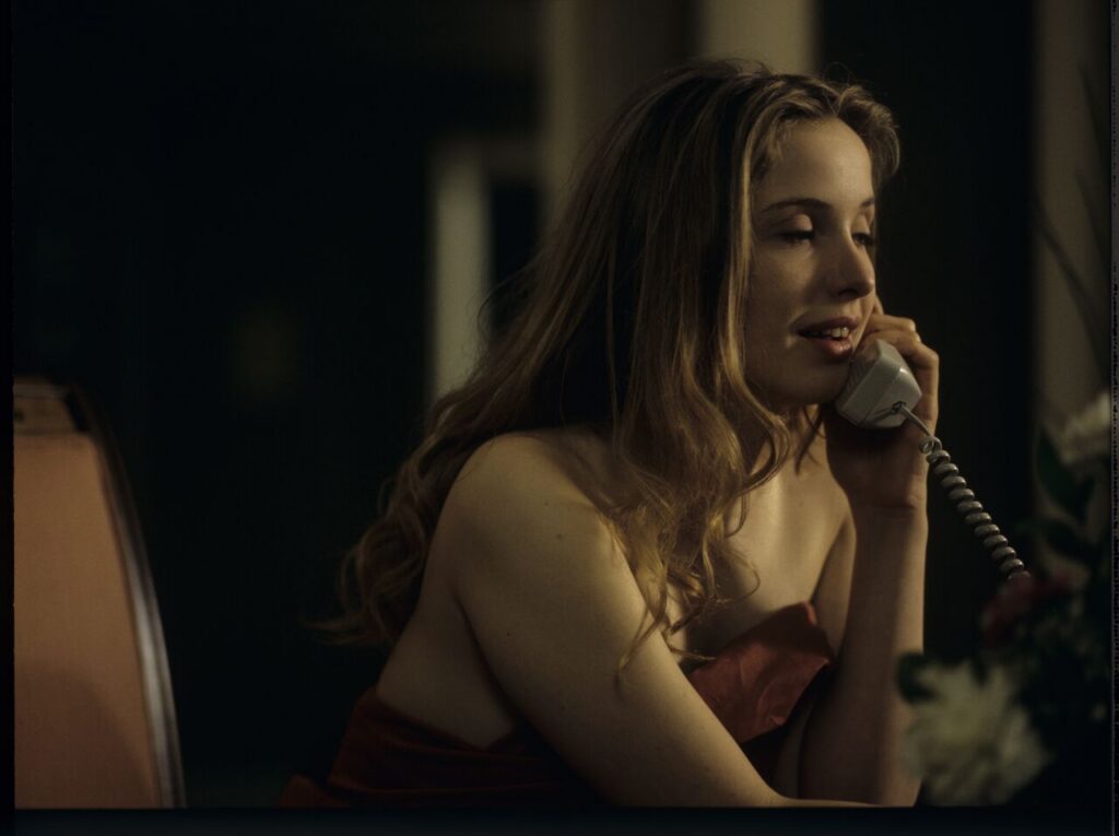 Dominique (Julie Delpy) after spending the night with Karol tries to find him by calling Santa Claus.