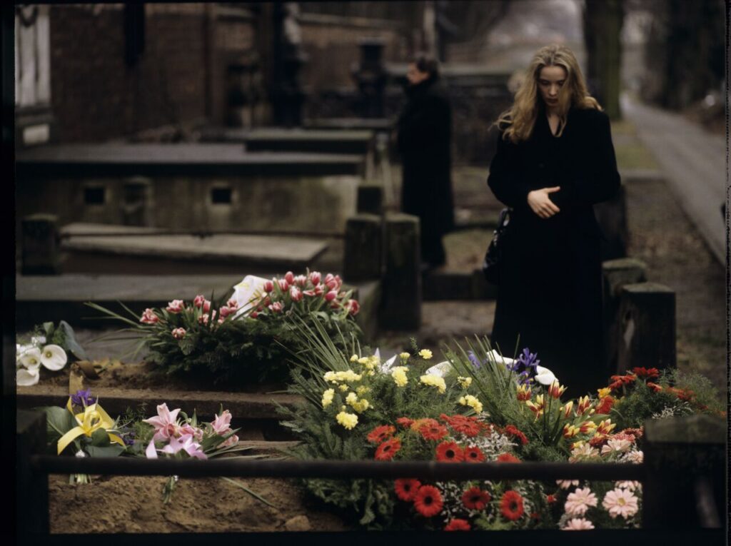 Dominique (Julie Delpy) at Karol's grave.
