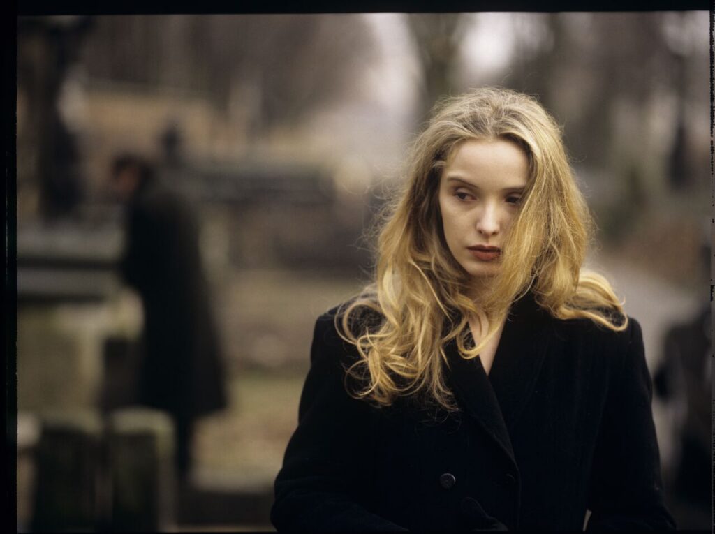 Dominique (Julie Delpy) at Charles' grave.