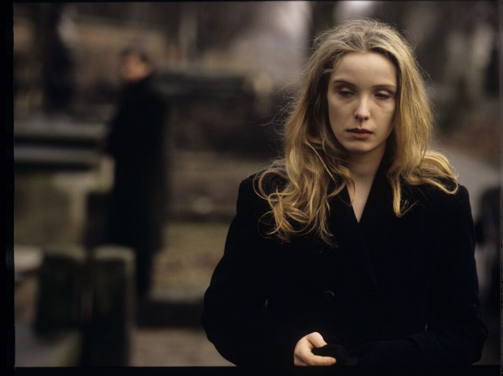 Dominique (Julie Delpy) at Charles' grave.