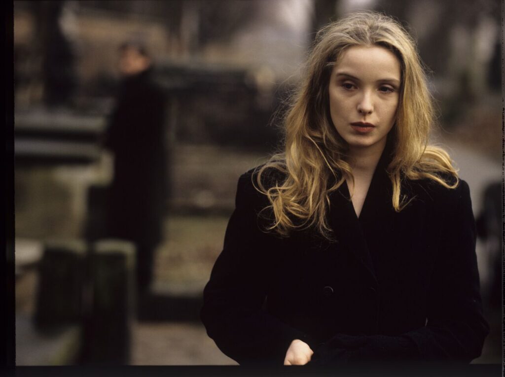 Dominique (Julie Delpy) at Charles' grave.