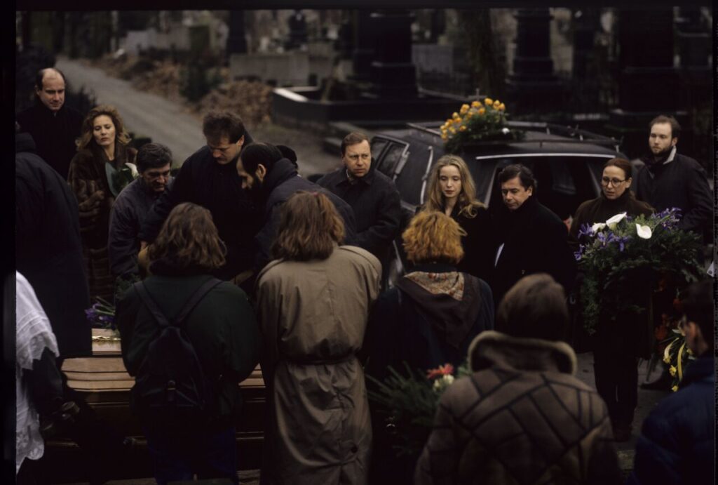 Karol's funeral scene (Zbigniew Zamachowski).