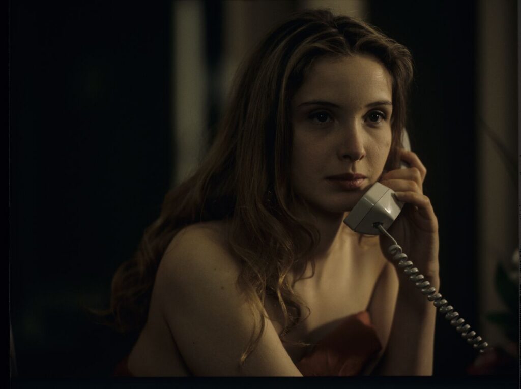 Dominique (Julie Delpy) after spending the night with Karol tries to find him by calling Santa Claus.