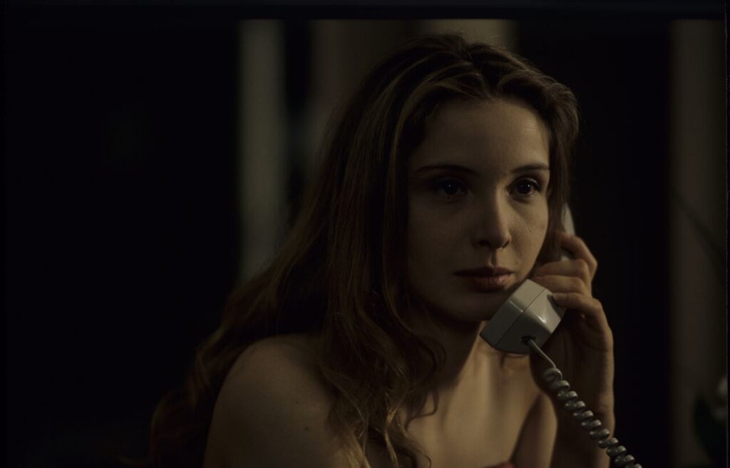 Dominique (Julie Delpy) after spending the night with Karol tries to find him by calling Santa Claus.