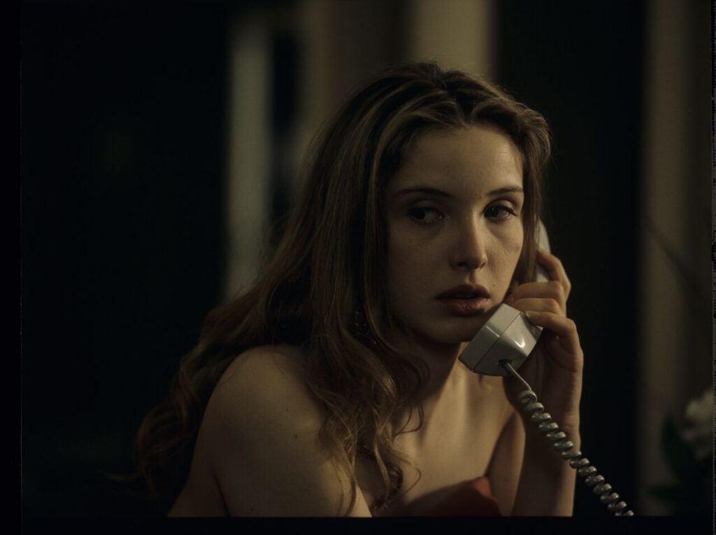 Dominique (Julie Delpy) after spending the night with Karol tries to find him by calling Santa Claus.
