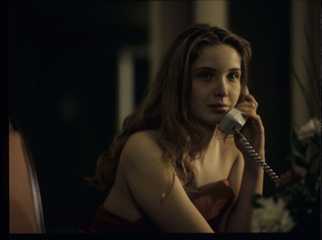 Dominique (Julie Delpy) after spending the night with Karol tries to find him by calling Santa Claus.