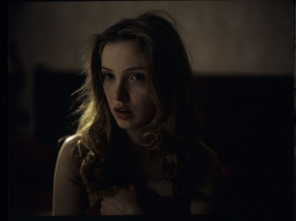 Dominique (Julie Delpy) in a hotel room after spending a night with Charles.