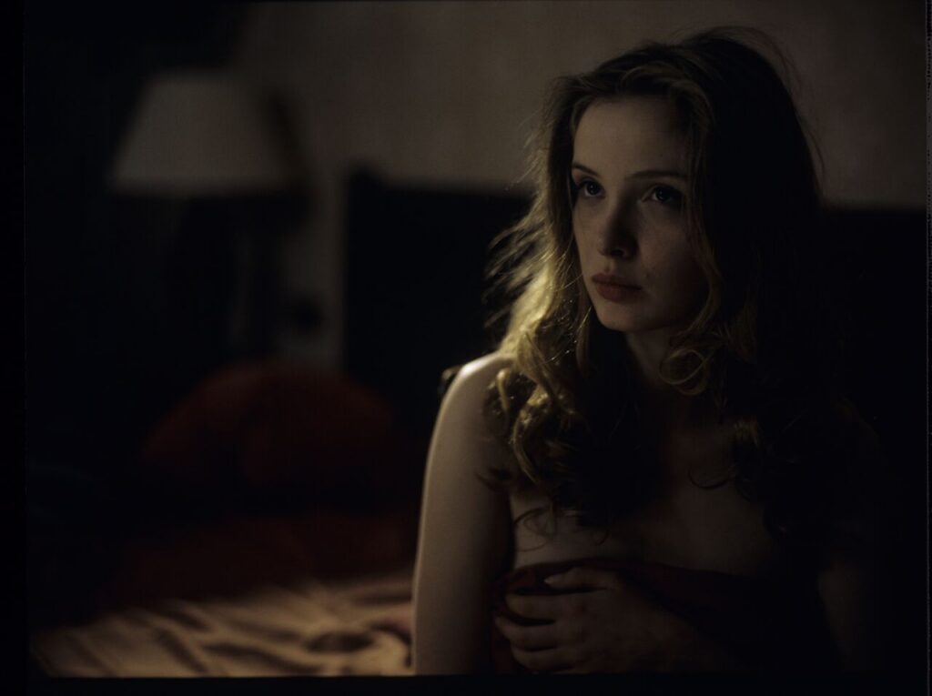 Dominique (Julie Delpy) in a hotel room after spending a night with Charles.