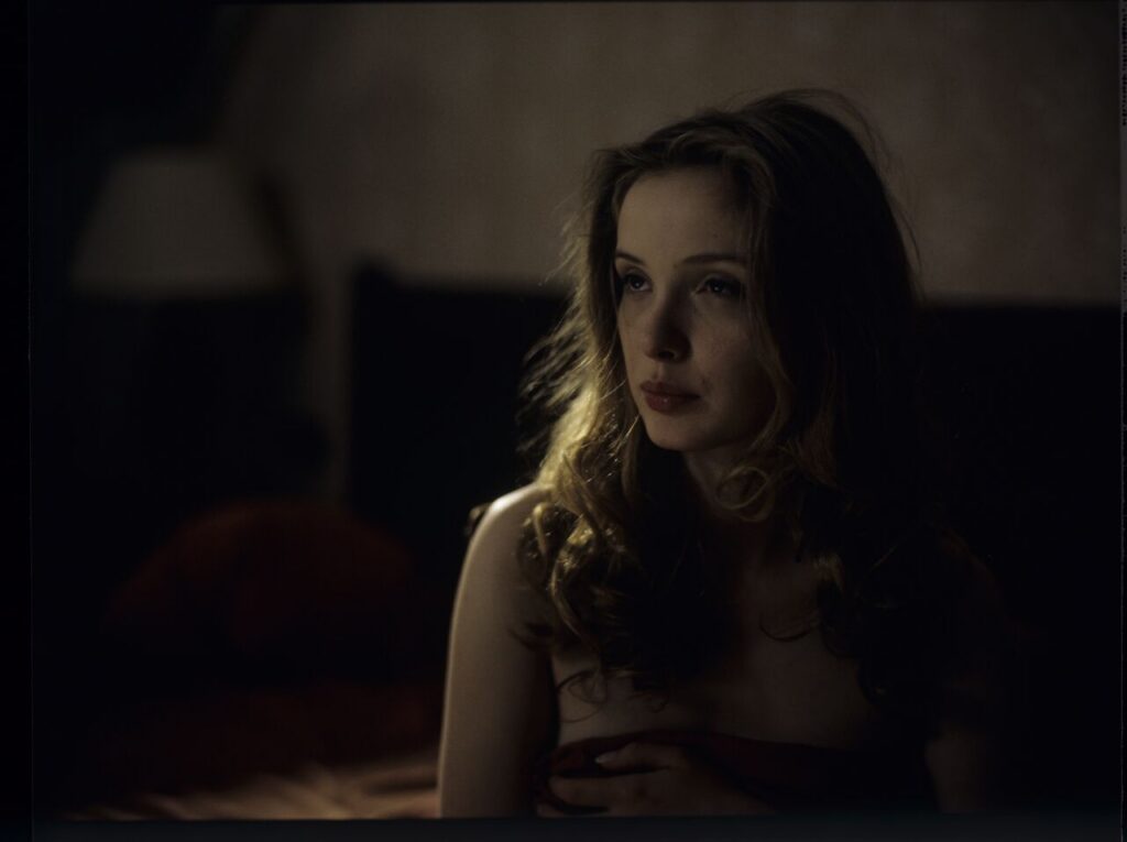 Dominique (Julie Delpy) in a hotel room after spending a night with Charles.