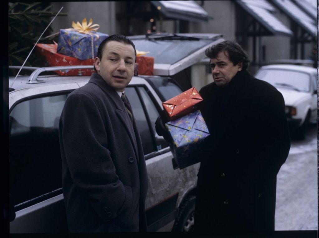 Karol (Zbigniew Zamachowski) is making Mikołaj (Janusz Gajos) a business offer