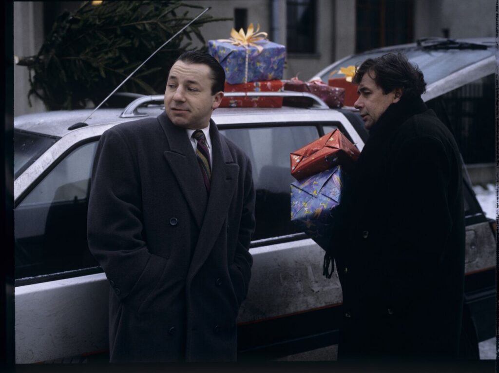 Karol (Zbigniew Zamachowski) is making Mikołaj (Janusz Gajos) a business offer