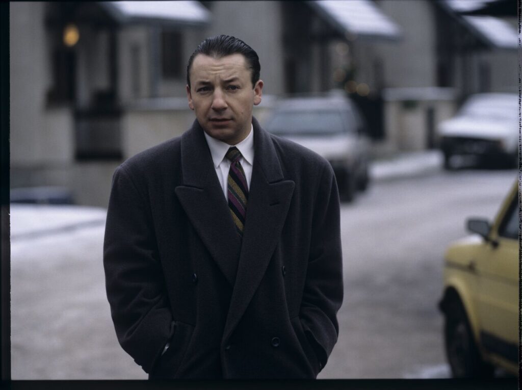 Karol (Zbigniew Zamachowski) in front of Mikołaj's house, where he came to make Mikołaj a business proposition.