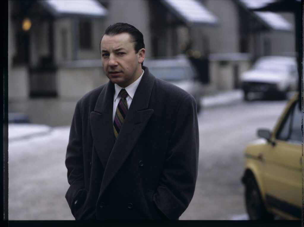Karol (Zbigniew Zamachowski) in front of Mikołaj's house, where he came to make Mikołaj a business proposition.