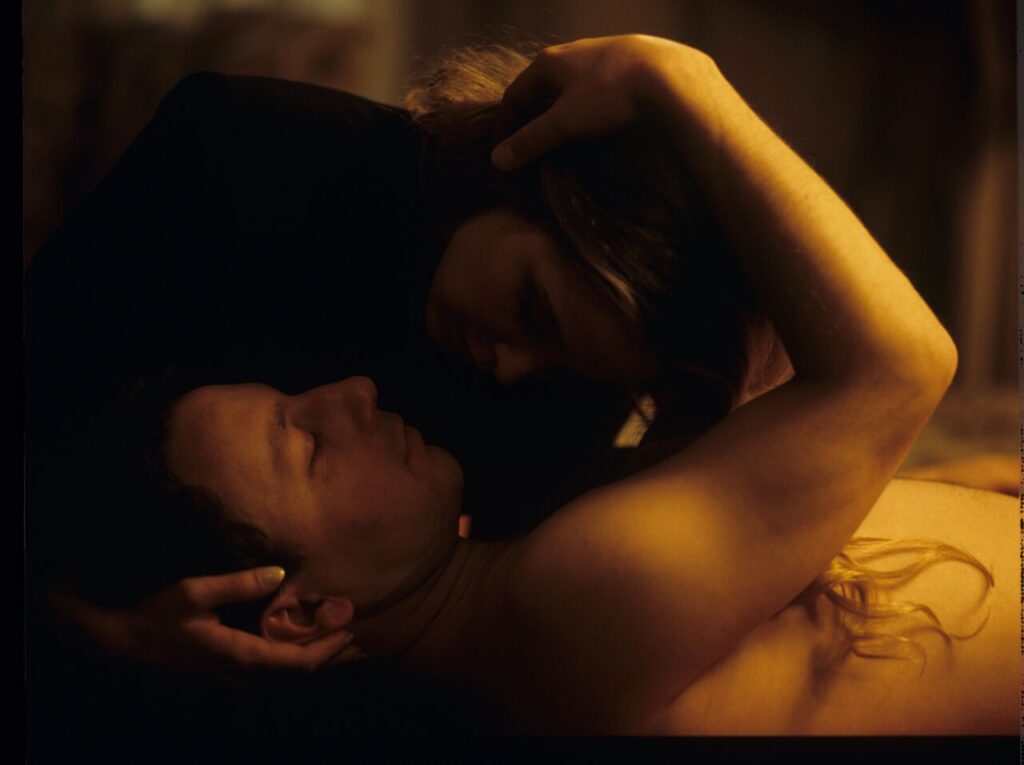 Dominique (J. Delpy), after Karol's funeral, returns to the hotel, where her husband (Z. Zamachowski), who is deceased.