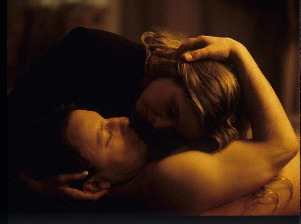 Dominique (J. Delpy), after Karol's funeral, returns to the hotel, where her husband (Z. Zamachowski), who is deceased.