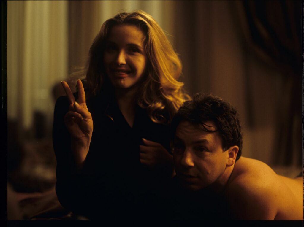 Dominique (J. Delpy), after Karol's funeral, returns to the hotel, where her husband (Z. Zamachowski), who is deceased.