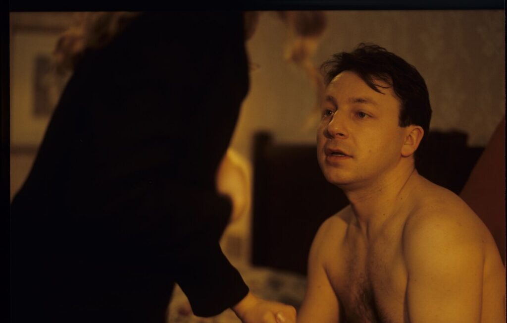 Dominique (J. Delpy), after Karol's funeral, returns to the hotel, where her husband (Z. Zamachowski), who is deceased.