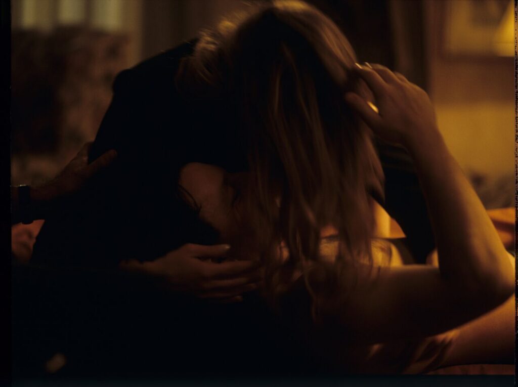 Dominique (J. Delpy), after Karol's funeral, returns to the hotel, where her husband (Z. Zamachowski), who is deceased.