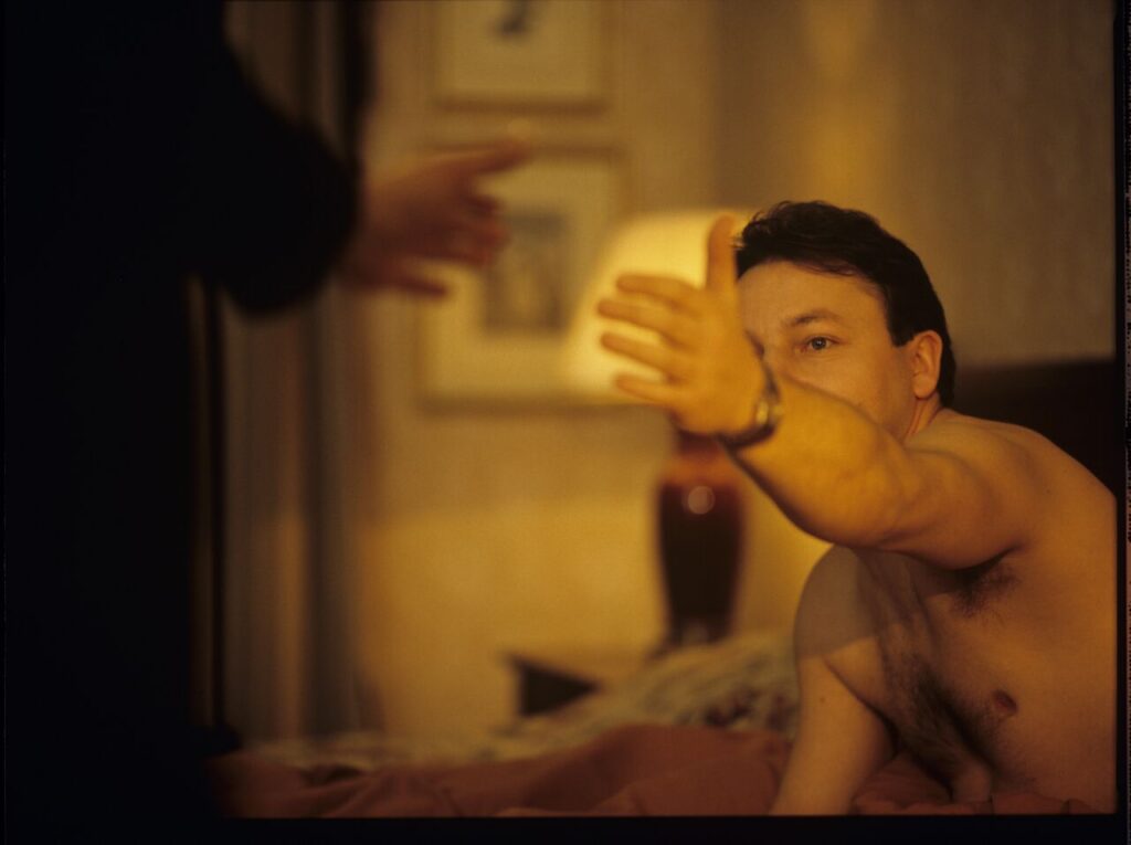 Dominique (J. Delpy), after Karol's funeral, returns to the hotel, where her husband (Z. Zamachowski), who is deceased.