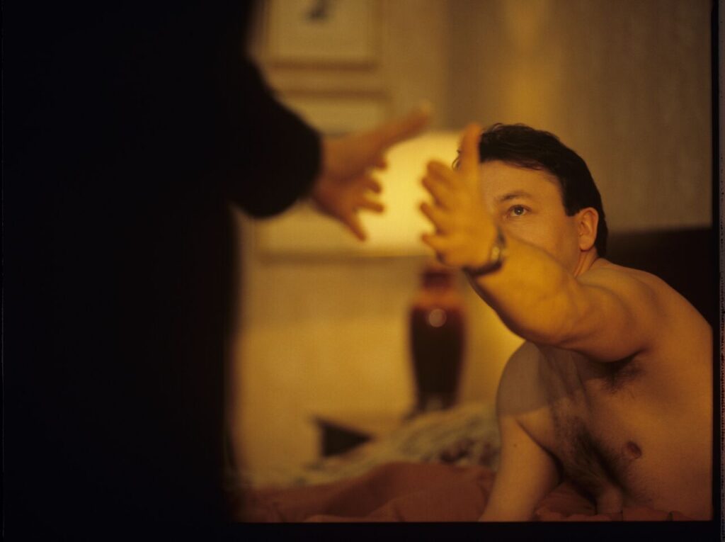 Dominique (J. Delpy), after Karol's funeral, returns to the hotel, where her husband (Z. Zamachowski), who is deceased.