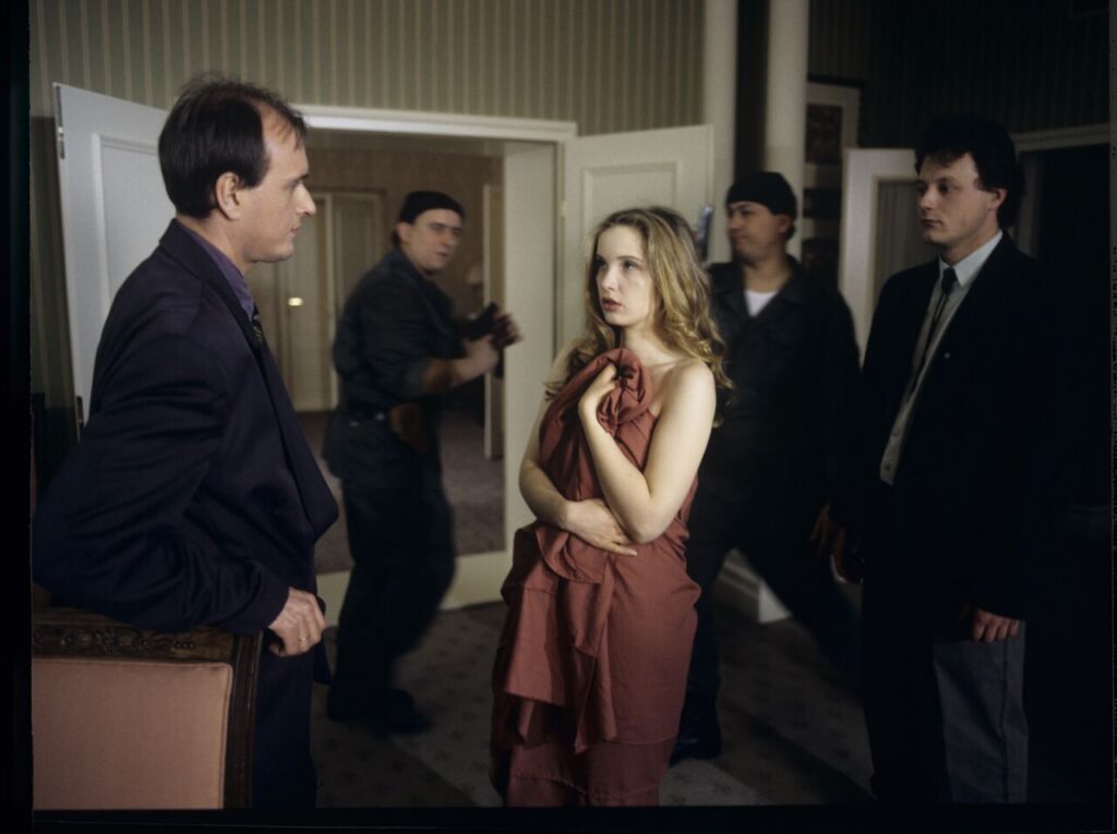 Dominique (Julie Delpy) is arrested by the police for the murder of her husband.